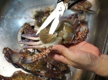 step2: 捌開螃蟹腹部，拉開蟹殼，剪掉蟹鰓，將蟹扳成兩半，然後蟹腳部份可用牙刷刷洗乾淨即可以開始烹煮