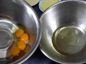 step2: 將蛋黄3個+1粒全蛋和蛋白3個分開（裝蛋白的容器不可有水有油）