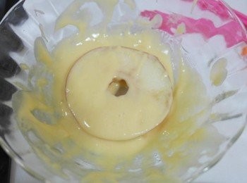 step4: 將蘋果片兩面沾上拌勻好的麵糊~~~