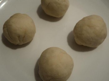 step3: 初步發酵後，將麵團分割成4等分，接著進行二次發酵，時間大概一個鐘頭左右。