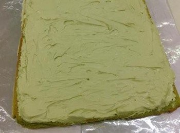 step6: 均勻抹上<span class="group_4">抹茶鮮奶油</span>，要先捲的地方塗厚ㄧ點，另一邊則略少。