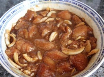 step1: 雞腿肉 切塊, 混合拍碎大蒜, 洋蔥切條, 醬油, 糖, 五香粉, 白胡椒, 2 湯匙的地瓜粉 醃製30分鐘 (可加點麻油)