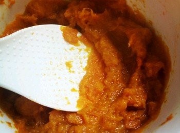 step2: 趁熱再把南瓜壓成泥。