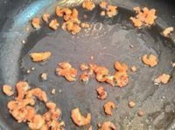 step3: 起油鍋爆香蒜末與蝦米