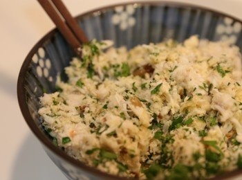 step2: 打一隻雞蛋拂好後，加入調味料伴勻後再把所有材料加入拌勻後入雪柜1-2小時