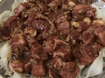 step3: 然後平均鋪上排骨，最好不要重疊，會容易熟啲。燒滾水後，大火蒸15至18分鐘。(每家的煤氣或電力火力不一樣，要自己調整)