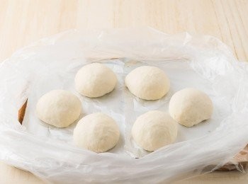 step27: 等麵團膨脹為原來的2倍左右就完成發酵了！ 烘烤前用濾茶網撒上少許高筋麵粉（分量外）