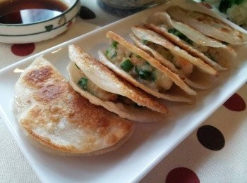 step4: 平底鍋倒入適量油燒熱 , 將餃子排列於鍋子中 , 先把一面煎至金黃香脆的狀態 , 再把餃子翻面 , 加入半碗水並蓋上鍋蓋 , 用蒸的方式把餃子半蒸煎的蒸熟 , 待水份蒸發後 , 打開鍋蓋 , 再淋一點香油 煎一下即可上碟