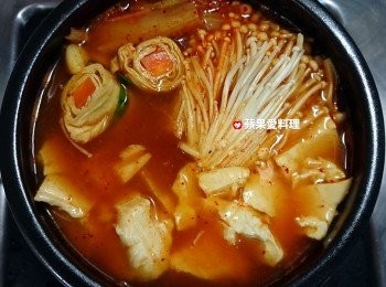 step7: 放金針菇、豆皮捲。用手將豆腐掰進鍋裡。