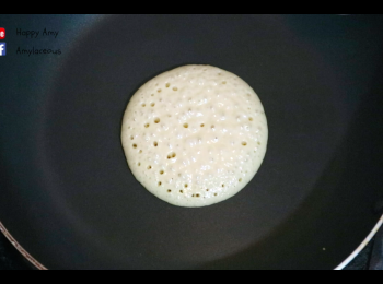 step4: 以小火加熱不沾鑊，薄薄地塗抹一層油，倒入粉漿，以小火煎1－1.5分鐘。