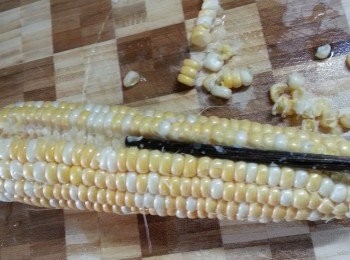 step1: 粟米先用筷子插入一行,刮出粟米,再用手指公搣出粟米粒待用