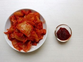 step2: 泡菜可選用發酵比較久,口感偏酸的來煮火鍋。喜歡有一點辣度的朋友,可添加少許的韓式辣椒醬及辣椒粉做調味。