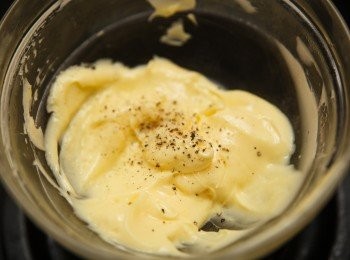 step2: 將混和好的醬汁隔水加熱至濃稠，再加入水及鹽胡椒調味即可