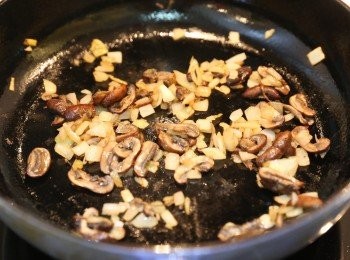step4: (4) 在同鍋中細火把洋蔥炒軟，跟住加入啡菇