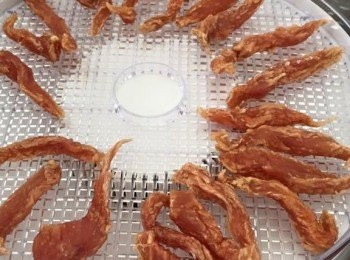 step2: 將已熟雞柳放入風乾機風乾24小時,令雞柳變成乾身.