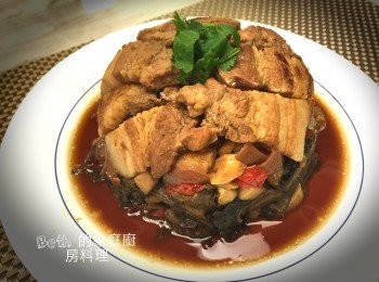 step8: 取一個盤子放在4蒸好的梅干扣肉碗上，再將梅干扣肉倒扣在盤子上