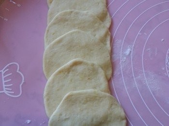 step4: 將每一小份用麵棍碌圓,其中1塊捲起放於頭位,跟住將一塊一塊的叠上