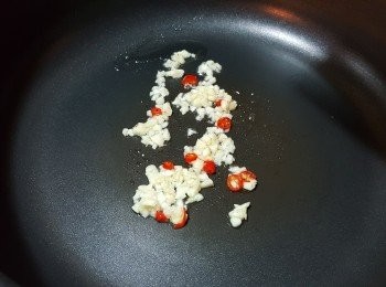 step5: 用1湯匙油起鑊,先鑤香蒜頭及紫天椒