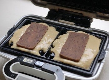 step3: 注入鬆餅糊，然後放上紅豆年糕片。