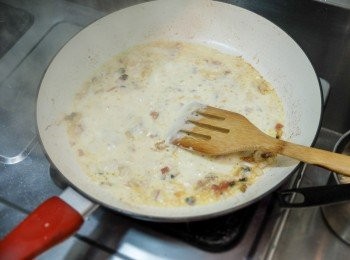 step5: 用奶油依序炒香洋蔥，培根，蘑菇，墨魚腳，彩椒及白醬及白飯