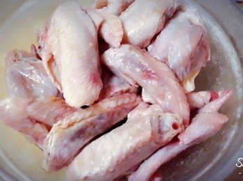 step2: 雞翅洗淨後加入已拌好的醃料 , 醃一晚上