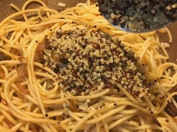 step6: 跟住加入意粉、藜麥炒勻
