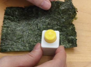 step2: 同樣第二歀印模用紫菜印出眼睛。