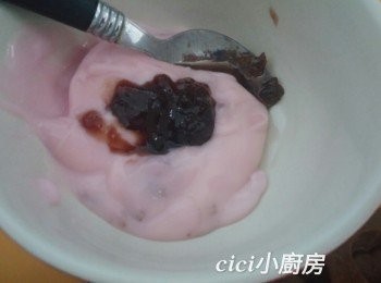 step2: 將士多啤梨乳酪和士多啤梨果醬拌勻，備用。