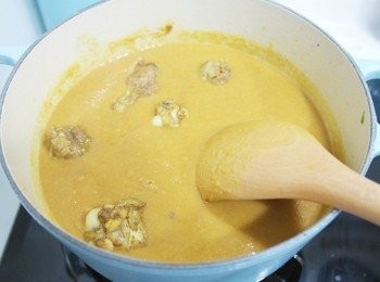 step8: 將雞肉放回煮至滾即可。