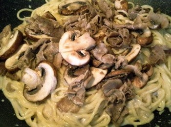 step8: 加入所有材料和百里香炒至均勻。要確認意粉不黏鑊。