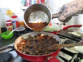 step4: 隨後加入燴飯醬汁，並勾芡!