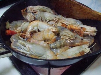 step4: 然後再放入泰國蝦ˊ拌炒至聞到蝦殼香