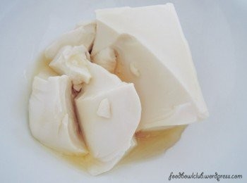 step4: 加入一块嫩豆腐和2-3汤匙的蜂蜜放入果汁搅拌机里。然后搅拌1分钟，直到顺滑为止。