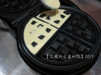step6: 鬆餅機預熱，噴上奶油，再將麵糊倒入
