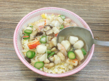 step5: 淋在炒飯上面，完成。