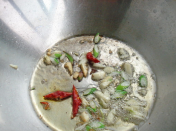 step3: 炒鍋倒油，放入蔥、蒜炒香，再放入辣椒略炒