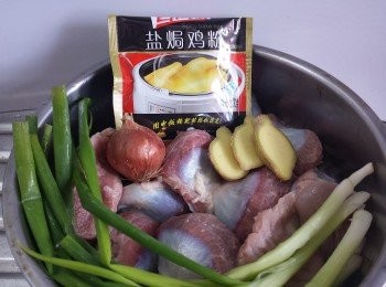 step1: 先將<a href="https://bit.ly/3uTwVKG" target="_blank" data-keyword="雞腎" class="guide-link"><strong>雞腎</strong></a> <span style="display:inline-block;vertical-align:middle;margin-top:-3px;color:initial;border-radius:3px;padding:2px 3px;font-size:12px;line-height:14px;background:#87d300;color:#fff;">即買</span> 洗淨，燒一鍋滾水將<a href="https://bit.ly/3uTwVKG" target="_blank" data-keyword="雞腎" class="guide-link"><strong>雞腎</strong></a> <span style="display:inline-block;vertical-align:middle;margin-top:-3px;color:initial;border-radius:3px;padding:2px 3px;font-size:12px;line-height:14px;background:#87d300;color:#fff;">即買</span> 出水約2分鐘後，盛起用水沖洗一會，去除雪氣味。