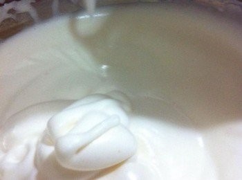 step2: 將蛋和白砂糖加入大碗中，用電動打蛋器打發至如圖一樣，蛋糊掉下不會這麼快下沉即可。