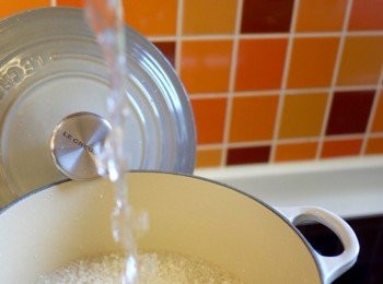 step1: 米洗淨後，用水浸大概半小時。