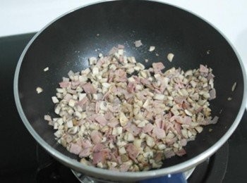 step11: 先炒培根~~香氣出來後加入蘑菇一起炒!!! 灑上鹽及黑胡椒調味即可!!!!