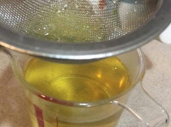 step3: 把 250ml 桂花水加入砂糖攪勻後，隨即落蒟蒻粉快手攪溶，再用篩隔走多餘粉粒