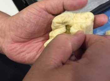 step6: 然後包起來收口（注意，這對手是我的老公，不要以為是我的，他看到我整得那麼高興，又走來玩玩！）