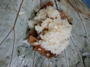 step15: 再取適量糯米壓平舖上蓋過餡料