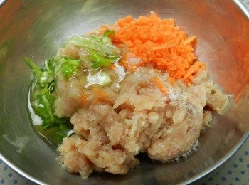 step2: 加入蛋白、紅蘿蔔碎丁、蔥末、鹽之後攪拌均勻