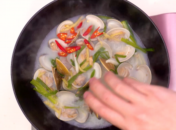 step9: 加入辣椒再煮一會