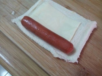 step4: 熱狗先煎過再放到起司片上