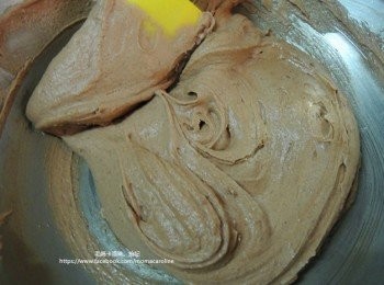 step5: 低筋麵粉、可可粉、泡打粉拌勻過篩之後分次拌入，約分2~3次將麵糊拌勻