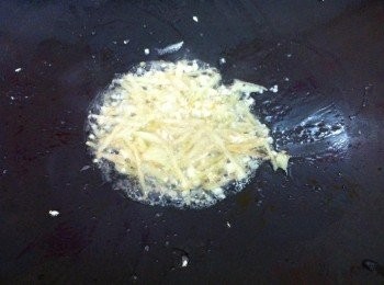 step2: 取出鍋加入1大匙食油，爆香蒜蓉和薑絲。