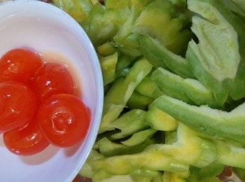 step1: 先把長苦瓜洗淨斜切成薄片。