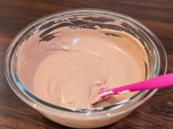 step5: 蛋糕體做法 – nutella層：把 3/5 打起的淡忌廉加入步驟 3 中以膠刮拌勻，剩下的淡忌廉置於雪櫃中（不是冰格）備用。